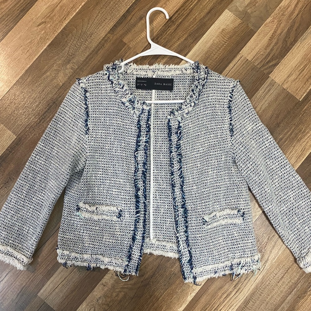 Very elegant, nitted sweater/cardigan